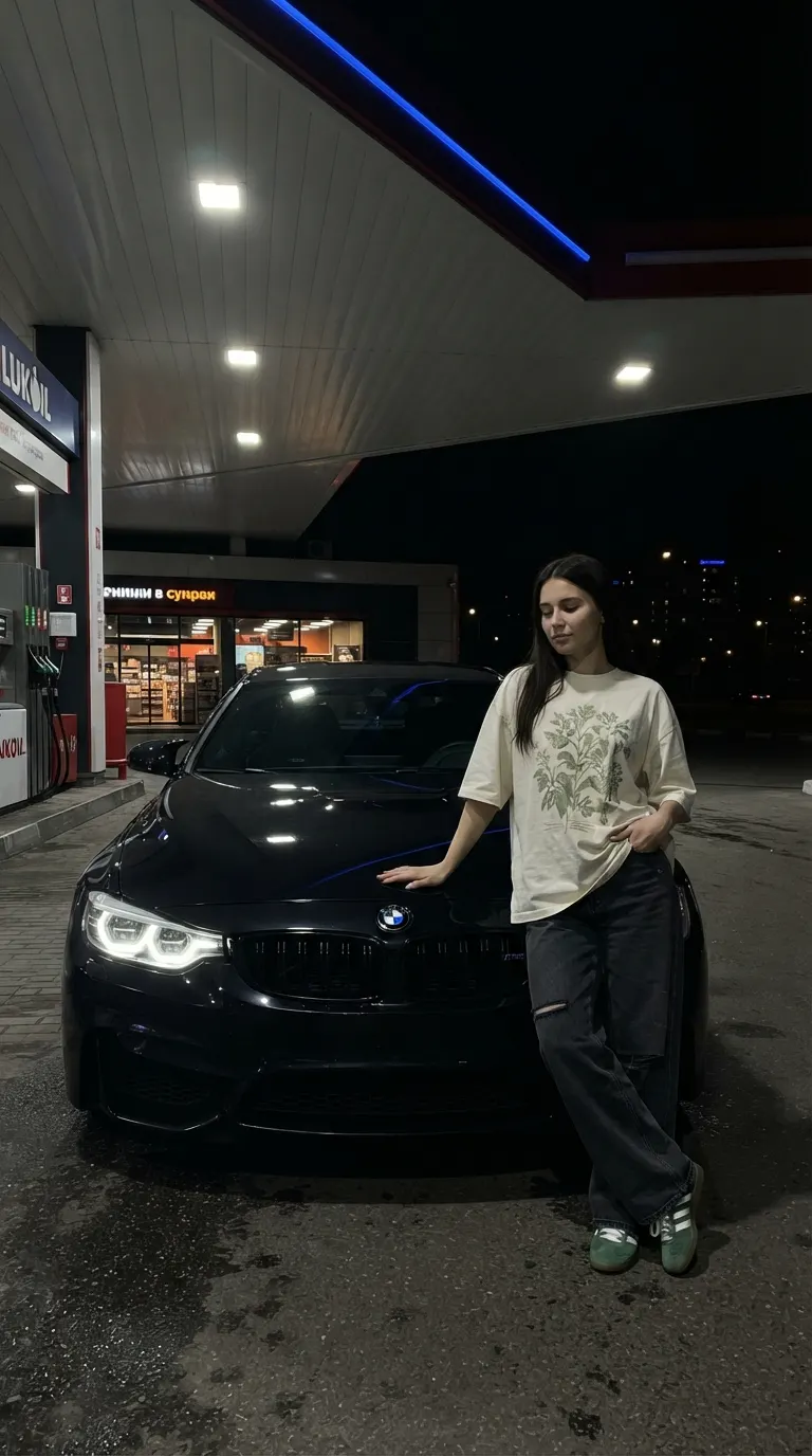 Фото с BMW M4 на заправке