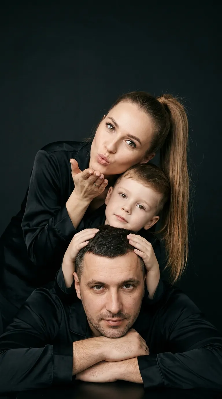 Семейный портрет втроём на тёмном фоне