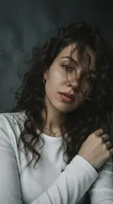 Тёмное селфи сквозь пряди волос
