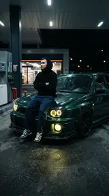 Ночной кадр на крыле BMW M5