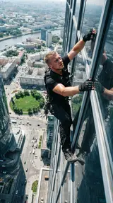 Фото на стеклянном фасаде небоскрёба