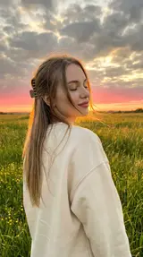Фото в поле на закате со спины