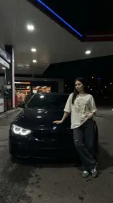 Фото с BMW M4 на заправке