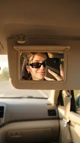 Селфи в зеркале козырька авто