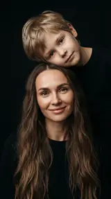 Портрет мамы с сыном на чёрном фоне