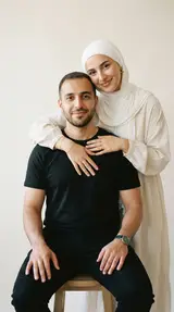 Парное студийное фото в хиджабе