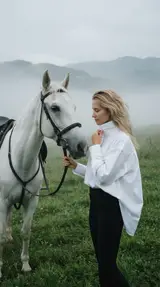 Фото с белой лошадью в тумане
