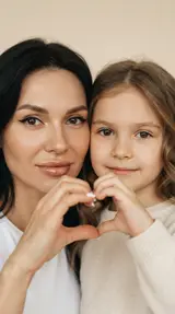 Фото мамы с дочкой: сердце из пальцев